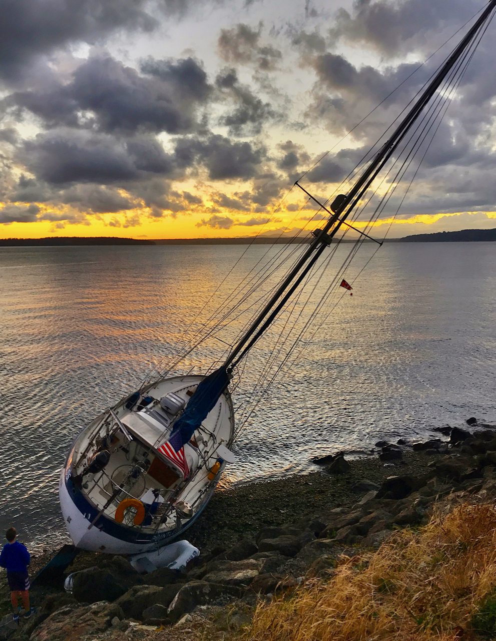 UPDATE Sailboat runs aground near Emma Schmitz Memorial Viewpoint on